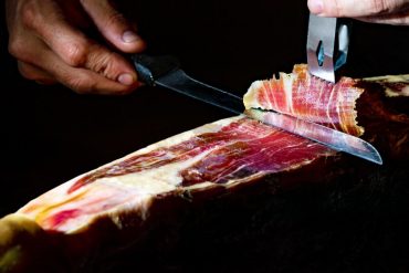 Arriba Nadal i, amb ell, les ganes de reunir-nos amb la família i els amics al voltant d’una bona taula. És el moment ideal per visitar una carnisseria de confiança on, a més de carn fresca, també hi trobis plats preparats per fer-te la vida més fàcil. En aquests establiments especialitzats pots comprar canelons casolans, rostits a punt d’enfornar, fricandó, mandonguilles amb bolets o altres receptes tradicionals que només cal escalfar i servir, amb el mateix gust que si les haguessis cuinat a casa. Les carns madurades hi tenen un paper protagonista: talls de vedella seleccionada i madurada que ofereixen una textura tendra i un sabor intens, ideals per a un rostit de festa o una graellada de luxe. També hi pots trobar porc de qualitat, perfecte per fer a la brasa o al forn, pollastre de pagès per farcir, xai tendre per a l’Escudella o per a un rostit tradicional, i vedella per a entrecots, filets i estofats de diumenge.​ I, és clar, si hi ha un producte estrella per Nadal és el pernil ibèric de gla, una autèntica joia gastronòmica que no pot faltar a les taules més exigents. El seu gust profund, el seu greix infiltrats i l’aroma inconfusible el converteixen en protagonista dels aperitius i lots de Nadal. Tant si el compres en peça sencera com en sobres tallats a ganivet, és el complement perfecte per a formatges, vins i caves aquestes festes.​ En definitiva, a carnisseria Saboya també tenim plats preparats com els canelons de l'àvia hi trobaràs tot el que necessites per organitzar un Nadal rodó: des de la carn fresca i madurada per cuinar grans àpats fins al pernil ibèric de gla que corona qualsevol celebració.