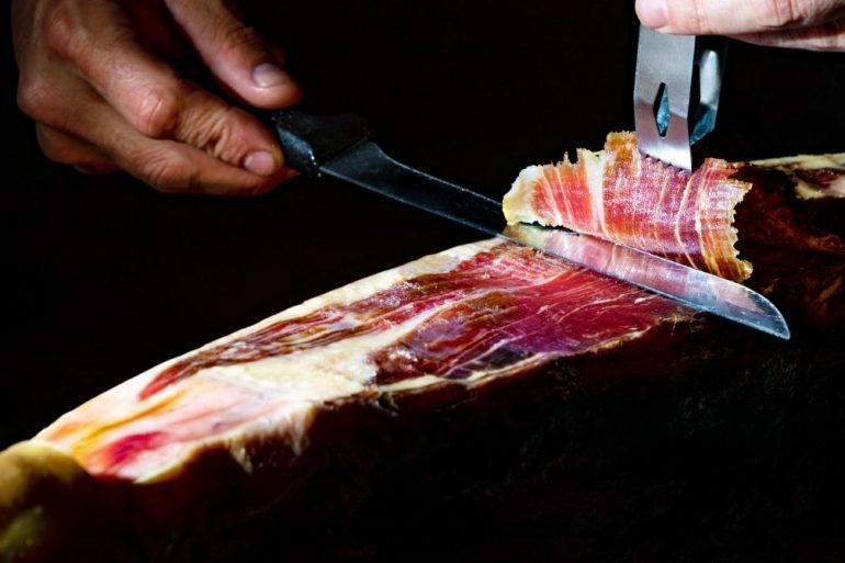 Arriba Nadal i, amb ell, les ganes de reunir-nos amb la família i els amics al voltant d’una bona taula. És el moment ideal per visitar una carnisseria de confiança on, a més de carn fresca, també hi trobis plats preparats per fer-te la vida més fàcil. En aquests establiments especialitzats pots comprar canelons casolans, rostits a punt d’enfornar, fricandó, mandonguilles amb bolets o altres receptes tradicionals que només cal escalfar i servir, amb el mateix gust que si les haguessis cuinat a casa. Les carns madurades hi tenen un paper protagonista: talls de vedella seleccionada i madurada que ofereixen una textura tendra i un sabor intens, ideals per a un rostit de festa o una graellada de luxe. També hi pots trobar porc de qualitat, perfecte per fer a la brasa o al forn, pollastre de pagès per farcir, xai tendre per a l’Escudella o per a un rostit tradicional, i vedella per a entrecots, filets i estofats de diumenge.​ I, és clar, si hi ha un producte estrella per Nadal és el pernil ibèric de gla, una autèntica joia gastronòmica que no pot faltar a les taules més exigents. El seu gust profund, el seu greix infiltrats i l’aroma inconfusible el converteixen en protagonista dels aperitius i lots de Nadal. Tant si el compres en peça sencera com en sobres tallats a ganivet, és el complement perfecte per a formatges, vins i caves aquestes festes.​ En definitiva, a carnisseria Saboya també tenim plats preparats com els canelons de l'àvia hi trobaràs tot el que necessites per organitzar un Nadal rodó: des de la carn fresca i madurada per cuinar grans àpats fins al pernil ibèric de gla que corona qualsevol celebració.